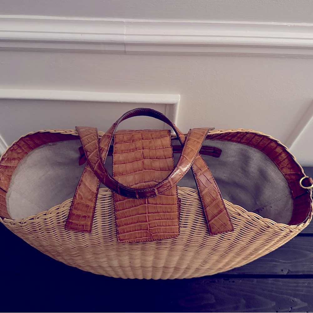 Gorgeous Parisian style wicker/alligator leather tote. Nancy Gonzales. - Picture 4 of 11